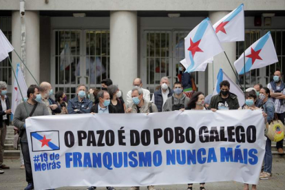 Manifestantes ante las puertas de los Juzgados de La Coruña, ayer, al comienzo del juicio sobre la propiedad del Pazo de Meirás. CABALAR
