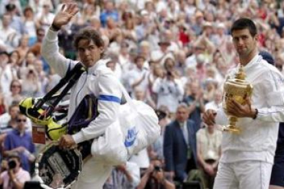 Novak Djokovic, derecha, sostiene su trofeo tras ganar al tenista español Rafael Nadal.