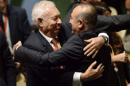 El ministro español de Exteriores es felicitado por su colega turco.
