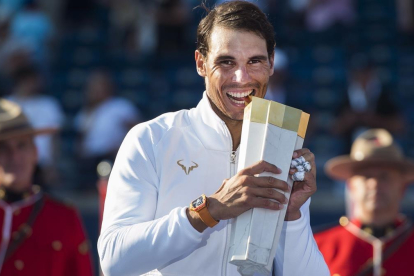 Rafael Nadal muerde el trofeo ganado en Canadá