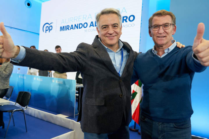 Alberto Núñez Feijóo, ayer, con el candidato del PP vasco, Javier de Andrés. I. RICO