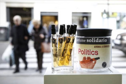 Los frascos del perfume solidario 'Politics' ya estan a la venta.