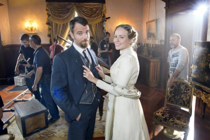 Carles Francino y Esmeralda Moya, en el rodaje de la segunda temporada de 'Víctor Ros'.