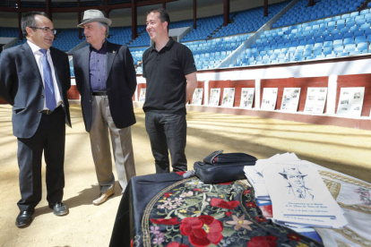 Florencio Carrera, Felipe Zapico y Juan Francisco Martín, ayer, en la presentación de la exposición en la plaza de toros.