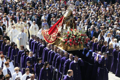 Decenas de personas siguieron la procesión en la que la Virgen de las Angustias fue portada por casi 30 cofrades.