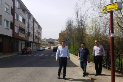 El alcalde, con los concejales de Infraestructuras y Urbanismo en una de las calles que se asfaltará.