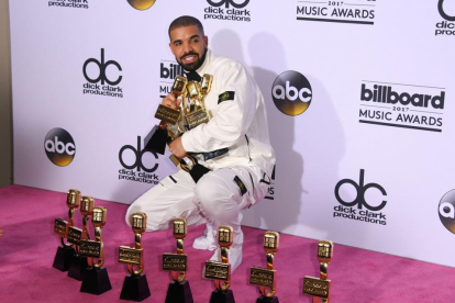 Drake posa con todos los premios obtenidos en la gala de los premios Billboard celebrada este domingo en Las Vegas (EEUU).