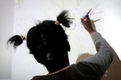 Una niña realiza una operación de matemáticas en un colegio de León. JESÚS F. SALVADORES