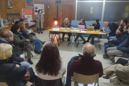 Imagen de una las reuniones mantenidas en la visita de las investigadoras a Laciana. DL