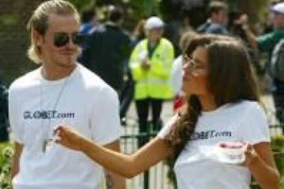 David Beckham mira a su esposa, que degusta un helado