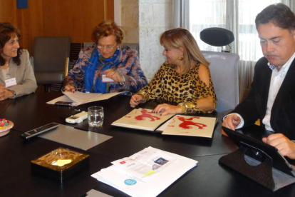 Flor Juan, Mercedes García, Isabel Carraso y Martínez Barazón durante la firma del convenio.