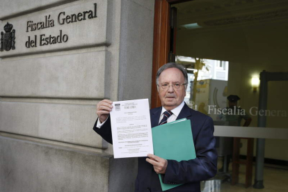Miguel Bernard muestra la denuncia que presentó ayer.