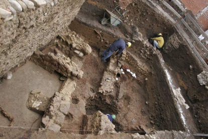 Imagen de una excavación arqueológica realizada en el año 2005 en la que se descubrieron talleres romanos.