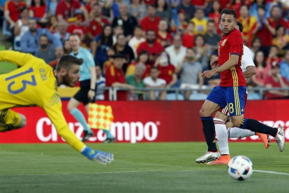 David de Gea  junto al defesa Jordi Alba, instantes antes del gol marcado por el centrocampista de Georgia Tornike Okriashvili.