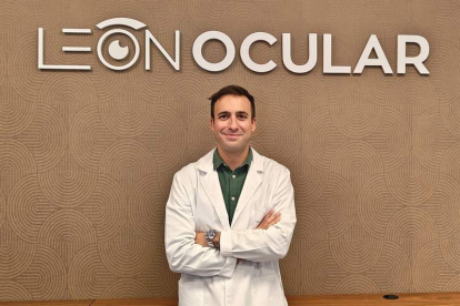 El doctor Carlos Plaza, especialista en enfermedades de la mácula y la retina en León Ocular. DL