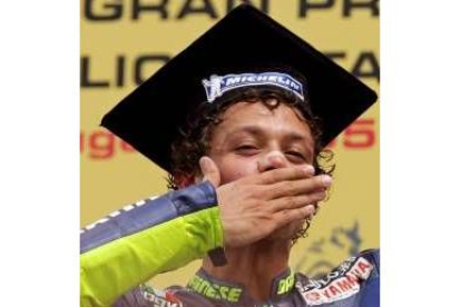Rossi, doctorado en Comunicación hace unos días, con birrete en el podio