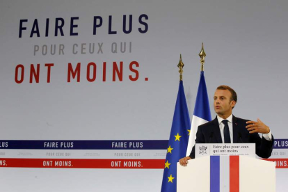Macron pronuncia un discurso durante la reunión con asistentes sociales de ayer. MICHEL EULER / POOL