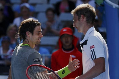 David Ferrer estrecha la mano a Floiran Mayer después de derrotarlo.