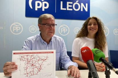 Antonio Silván, junto a Ester Muñoz, ayer en la sede del PP de León. DL