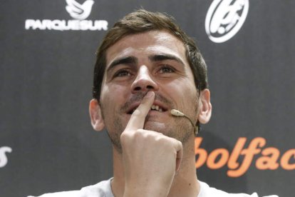 Iker acudió a la firma de un acuerdo de colaboración entre Futbol Factory y Casillas World.