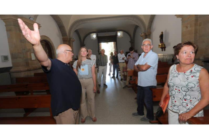 Ester Muñoz, delegada territorial, visita el Monasterio de Vega de Espinareda. ANA F. BARREDO