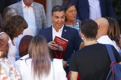 Pedro Sánchez ayer, con ciudadanos invitados al acto de apertura del curso político desde el Palacio de la Moncloa. JUAN CARLOS HIDALGO