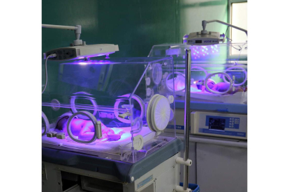 Dos bebés que precisaban cuidados en la incubadora hace unos años. ALEJANDRO ERNESTO