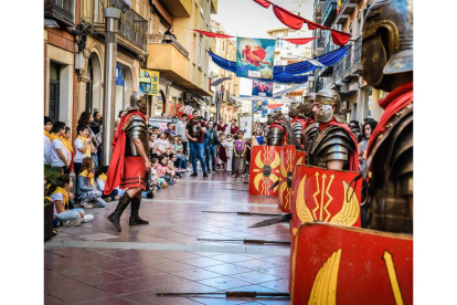 Entre las celebraciones que se están recuperando tras la pandemia —en las fotos de izquierda a derecha— destacan Las Alfonsadas, que narra la conquista de Calatayud por Alfonso I el Batallador en 1120, y