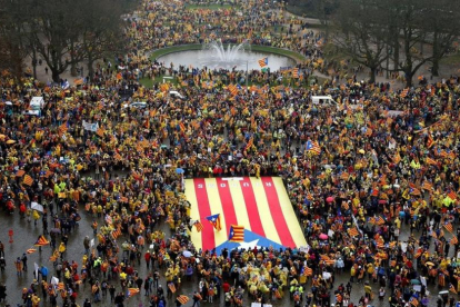 Miles de catalanes han acudido a la manifestación convocados por la ANC y Òmnium.