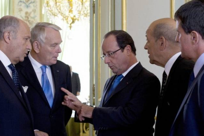 Hollande conversa con sus ministros Laurent Fabius (izquierda), Jean-Marc Ayrault (segundo por la izquierda), Jean-Yves Le Drian (segundo por la derecha) y Manuel Valls (derecha), la semana pasada en el Elíseo.
