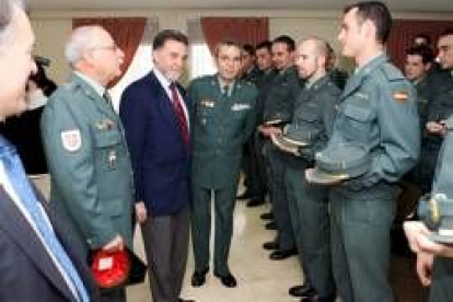 El delegado del Gobierno, Miguel Alejo, saluda a los nuevos agentes tras el acto de ayer