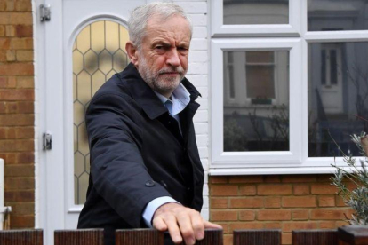 El lider de los laboristas, Jeremy Corbyn, saliendo de su domicilio en Londres.