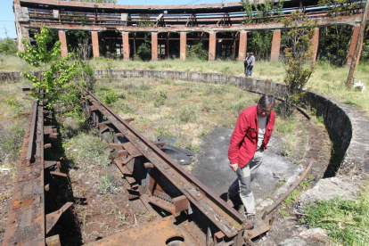 Francisco Arias, miembro del Instituto de Estudios Bercianos, inspeccionaba lo que queda del puente giratorio de los viejos talleres de La Placa, saqueados por los ladrones de chatarra, el pasado 12 de mayo.