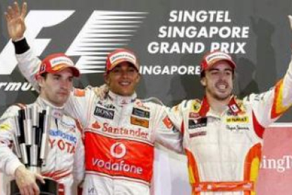 Timo Glock, Lewis Hamilton y Fernando Alonso ayer, en el podio.