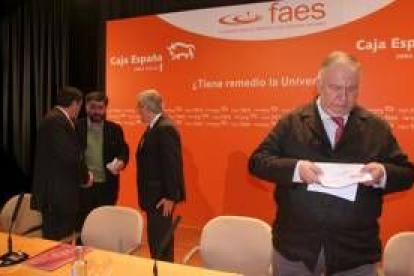 El rector acudió ayer a Ponferrada a las jornadas Caja España-Faes