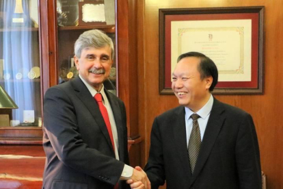 Un delegado de la UniversUn delegado de la Universidad china se reunió con el rector de la Universidad de León (ULE), Juan Francisco García Marín
