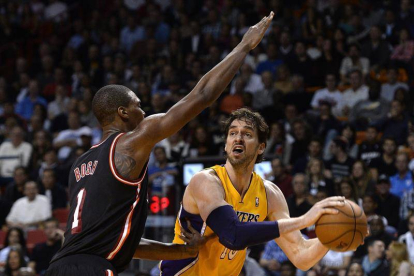 El central de Los Ángeles Lakers Pau Gasol defiende un balón del central de Miami Heat Chris Bosh