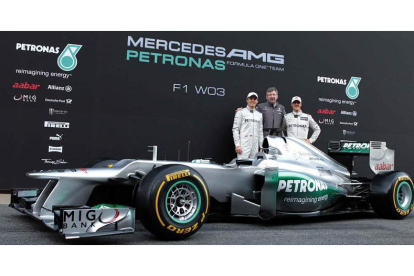 Nico Rosberg (i) y Michael Schumacher (d) junto al Mercedes W03 ideado por Ross Brawn para pujar por el podio del Mundial.