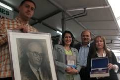 Manuel Rodríguez, concejal de Cultura de Ponferrada, entrega el premio de cuentos a Carlos Gómez