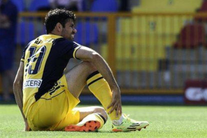 Diego Costa, en el suelo, lamenta una ocasión fallada.