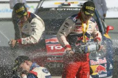 Loeb celebra su triunfo con su copiloto Daniel Elena.