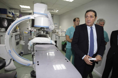 Antonio María Sáez durante la visita realizada al Hospital Clínico Universitario de Salamanca. R. GARCÍA