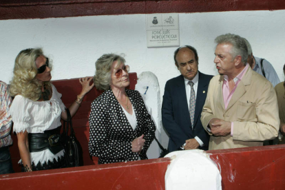 La hija, la viuda de Perelétegui, Cabañeros y Cayón, ayer, en el descubrimiento de la placa.