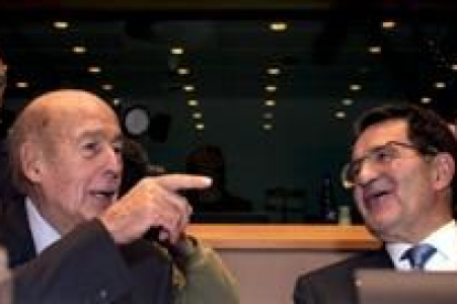Giscard y Prodi durante la cumbre de la UE celebrada ayer en Bruselas