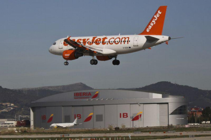 Foto de archivo de un avión de la compañía Easyjet aterrizando en el aeropuerto de Barcelona.