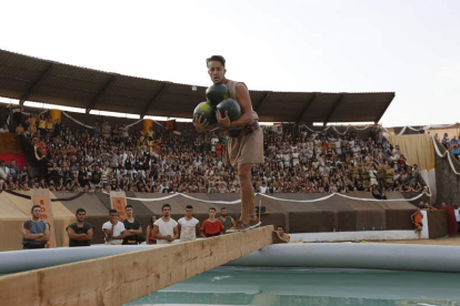 Un astur trata de completar con equilibrio el paso de la piscina con tres sandías. MARCIANO
