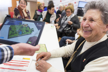 Usuarias de Cruz Roja prueban y valoran la utilidad de las nuevas tecnologías para personas mayores. FERNANDO OTERO PERANDONES