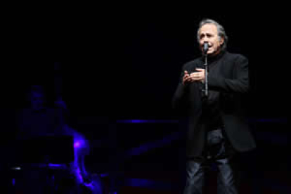 El cantautor catalán Joan Manuel Serrat hizo disfrutar anoche a sus seguidores con el concierto que