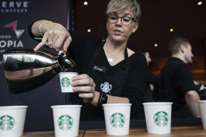 Una camarera de Starbucks sirve cafés durante un encuentro de accionistas de la compañía, el pasado marzo en Seattle.