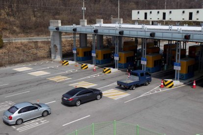 Varios trabajadores tratan de entrar en Corea del Sur desde Corea del Norte.